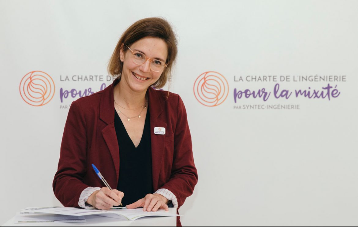 Ombeline de Villeblanche, Responsable RSE ALTEN signant la Charte du Syntec-ingénierie pour la Mixité © Voyez-Vous/Vinciane Lebrun