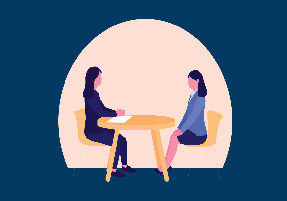 Entretien professionnel entre une manager et une collaboratrice autour d’une table, illustrant l’échange, l’écoute et l’accompagnement dans la gestion de carrière.
